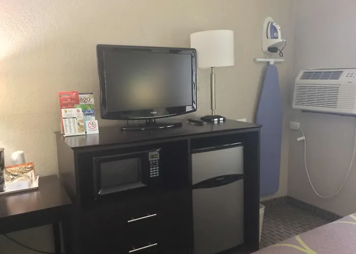 Hotel Super 8 By Wyndham Mundelein/libertyville Area
