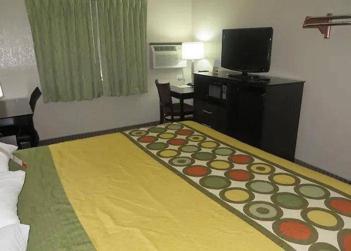 Super 8 By Wyndham Mundelein/libertyville Area Hotel